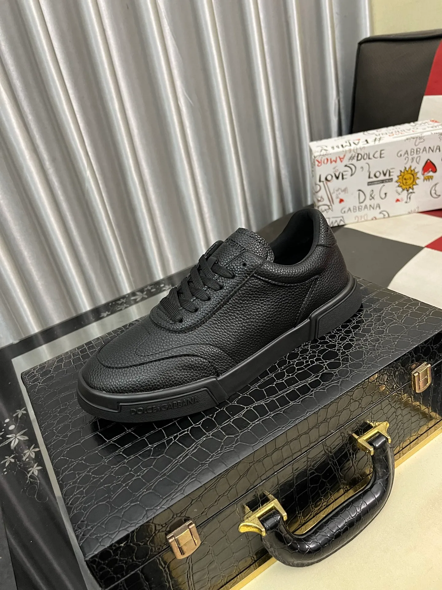 Men's shoes 💰440⌚️⌚️DG's latest popular 🔥🔥casual shoes, the tongue has the brand's iconic details, and the combination of silk cowhide and cow suede enhances the style. Fashionable and versatile, it can complement any look. Create an exquisite design with unique dynamic vitality and modern atmosphere, showing modern elegance. Size: 38-46